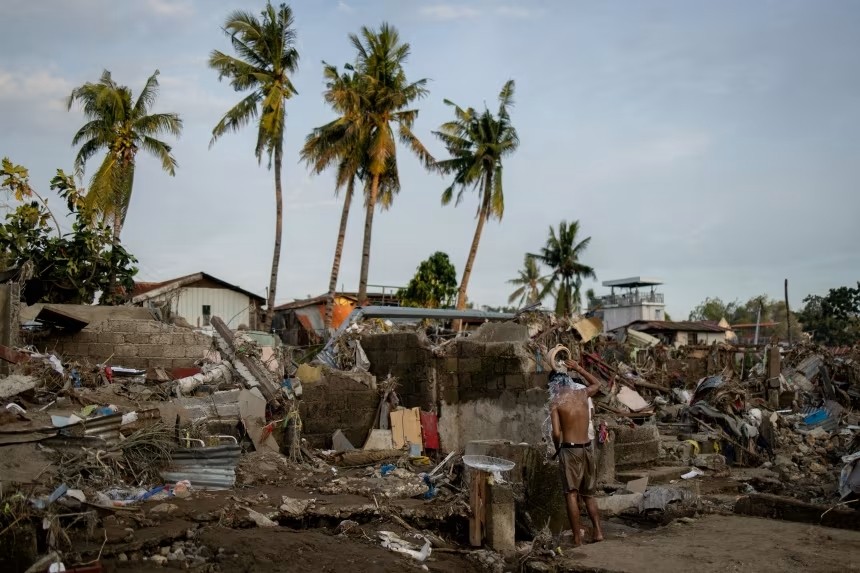 Một người đàn ông tắm giữa đống đổ nát sau lũ do bão Kalmaegi ở Talisay, Cebu, Philippines, ngày 6/11/2025. (Eloisa Lopez/Reuters) Một người đàn ông tắm giữa đống đổ nát sau lũ do bão Kalmaegi ở Talisay, Cebu, Philippines, ngày 6/11/2025. (Eloisa Lopez/Reuters)