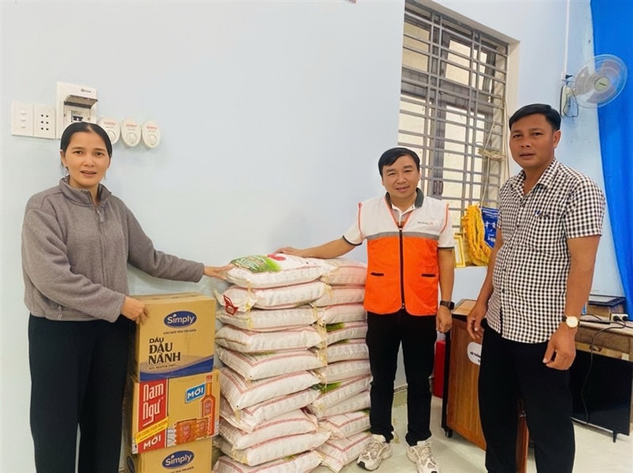 er brother: 215 emergency relief packages including rice, instant noodles, fish sauce and cooking oil were given to six villages at high risk of landslides and isolation in Quang Ngai, November 6, 2025. (Photo: WVIV) er brother: 215 emergency relief packages including rice, instant noodles, fish sauce and cooking oil were given to six villages at high risk of landslides and isolation in Quang Ngai, November 6, 2025. (Photo: WVIV)