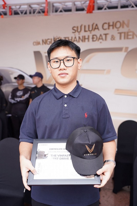 Khách hàng trải nghiệm thực tế VinFast VF 8: “Nội thất đẹp, trải nghiệm lái thú vị, nhiều điều chẳng bao giờ có ở xe xăng” Khách hàng trải nghiệm thực tế VinFast VF 8: “Nội thất đẹp, trải nghiệm lái thú vị, nhiều điều chẳng bao giờ có ở xe xăng”