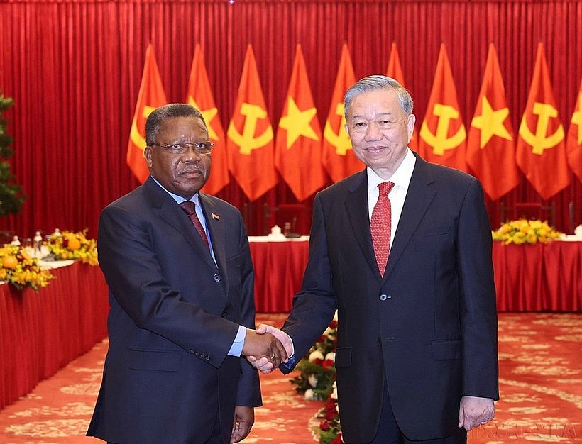 General Secretary To Lam (R) welcomes Politburo member of the People's Movement for the Liberation of Angola (MPLA) Jorge Inocenio Dombolo to Vietnam to attend the 50th anniversary of the Liberation of the South and National Reunification in Ho Chi Minh City on April 29, 2025. (Photo: VNA) General Secretary To Lam (R) welcomes Politburo member of the People's Movement for the Liberation of Angola (MPLA) Jorge Inocenio Dombolo to Vietnam to attend the 50th anniversary of the Liberation of the South and National Reunification in Ho Chi Minh City on April 29, 2025. (Photo: VNA)