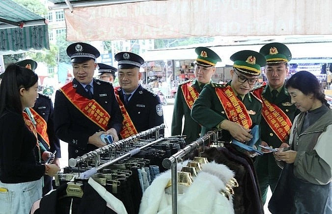 Vietnamese and Chinese border forces provide legal guidance to traders at Tan Thanh market in Lang Son (Photo: VNA) Vietnamese and Chinese border forces provide legal guidance to traders at Tan Thanh market in Lang Son (Photo: VNA)