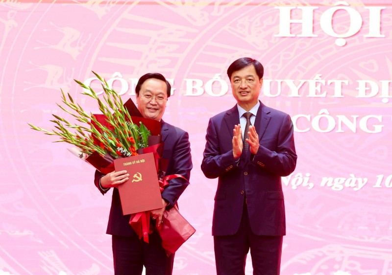 Bí thư Thành ủy Hà Nội Nguyễn Duy Ngọc tặng hoa chúc mừng đồng chí Nguyễn Đức Trung. (Ảnh: T.L) Bí thư Thành ủy Hà Nội Nguyễn Duy Ngọc tặng hoa chúc mừng đồng chí Nguyễn Đức Trung. (Ảnh: T.L)