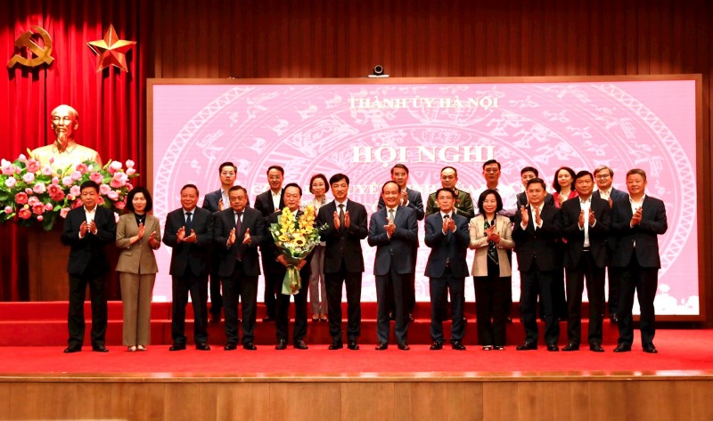 Các đồng chí lãnh đạo Thành phố Hà Nội chúc mừng đồng chí Nguyễn Đức Trung. (Ảnh: T.L) Các đồng chí lãnh đạo Thành phố Hà Nội chúc mừng đồng chí Nguyễn Đức Trung. (Ảnh: T.L)