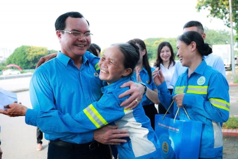 Ông Nguyễn Đình Khang, Ủy viên Trung ương Đảng, Chủ tịch Tổng LĐLĐ Việt Nam thăm, động viên, tặng quà công nhân Công ty TNHH MTV Môi trường đô thị Hà Nội. (Ảnh: T.L)