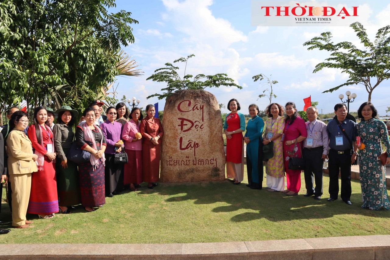 Tran Thi Xuan Oanh (far right) at the welcoming ceremony for the delegation of the Cambodia-Vietnam Friendship Association, attending the 5th Vietnam-Cambodia People Friendship and Cooperation Meeting on November 5, 2022. (Photo: Thành Luân) Tran Thi Xuan Oanh (far right) at the welcoming ceremony for the delegation of the Cambodia-Vietnam Friendship Association, attending the 5th Vietnam-Cambodia People Friendship and Cooperation Meeting on November 5, 2022. (Photo: Thành Luân)