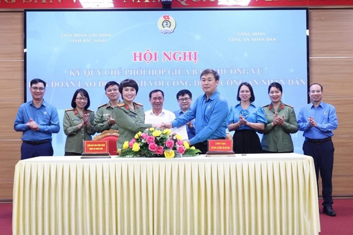 Lãnh đạo Liên đoàn Lao động tỉnh Bắc Ninh và Công đoàn Công an nhân dân ký Quy chế phối hợp. (Ảnh: T.L)