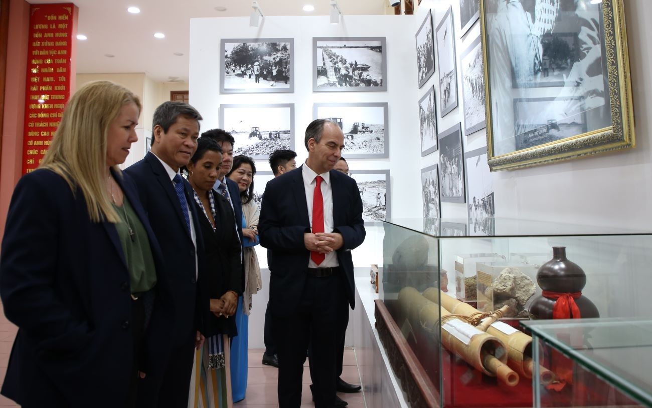 Đại sứ Rogelio Polanco Fuentes tham quan Nhà trưng bày Vĩ tuyến 17 và Khát vọng thống nhất tại tỉnh Quảng Trị, tháng 3/2025. (Ảnh: Đại sứ quán Cuba tại Việt Nam) Đại sứ Rogelio Polanco Fuentes tham quan Nhà trưng bày Vĩ tuyến 17 và Khát vọng thống nhất tại tỉnh Quảng Trị, tháng 3/2025. (Ảnh: Đại sứ quán Cuba tại Việt Nam)