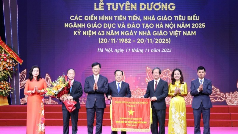 Hà Nội tuyên dương nhà giáo tiêu biểu, khẳng định giáo dục là quốc sách hàng đầu