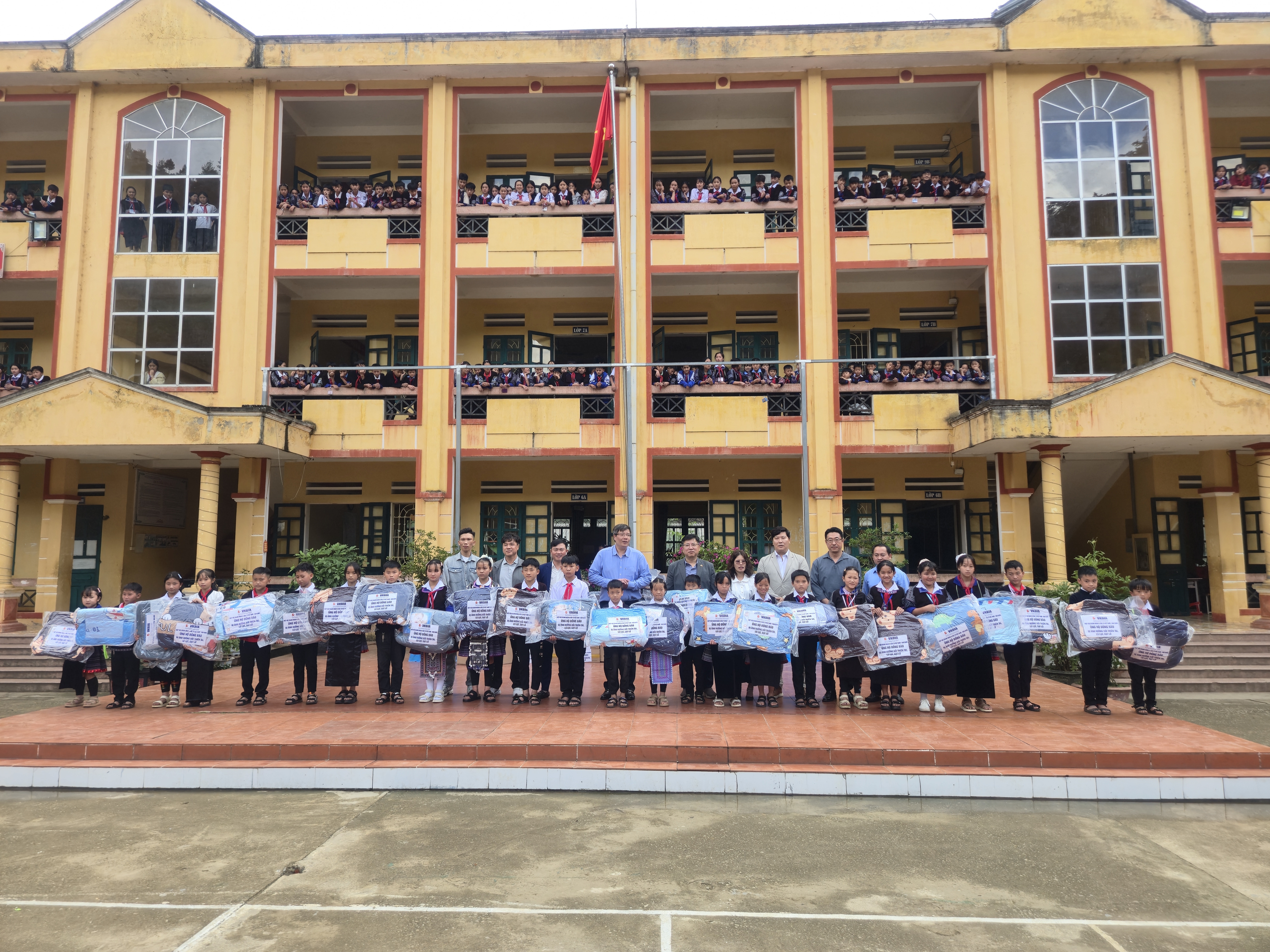 VKBIA trao quà hỗ trợ cho các trường học tại Lào Cai VKBIA trao quà hỗ trợ cho các trường học tại Lào Cai
