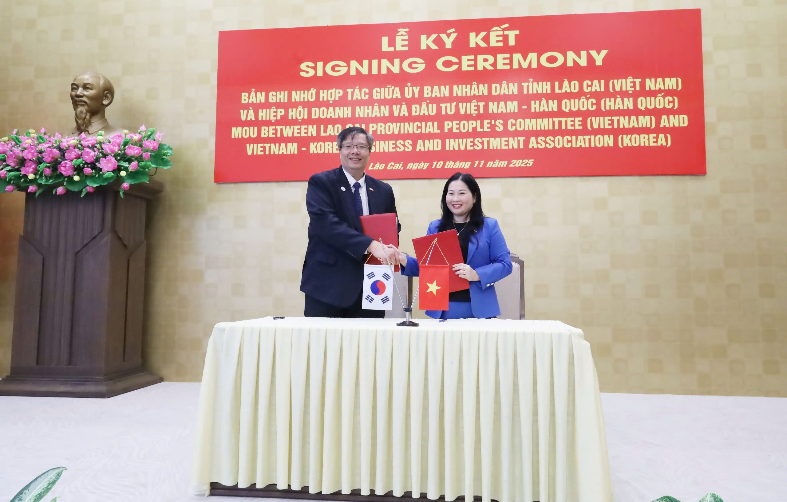 VKBIA trao quà hỗ trợ cho các trường học tại Lào Cai VKBIA trao quà hỗ trợ cho các trường học tại Lào Cai