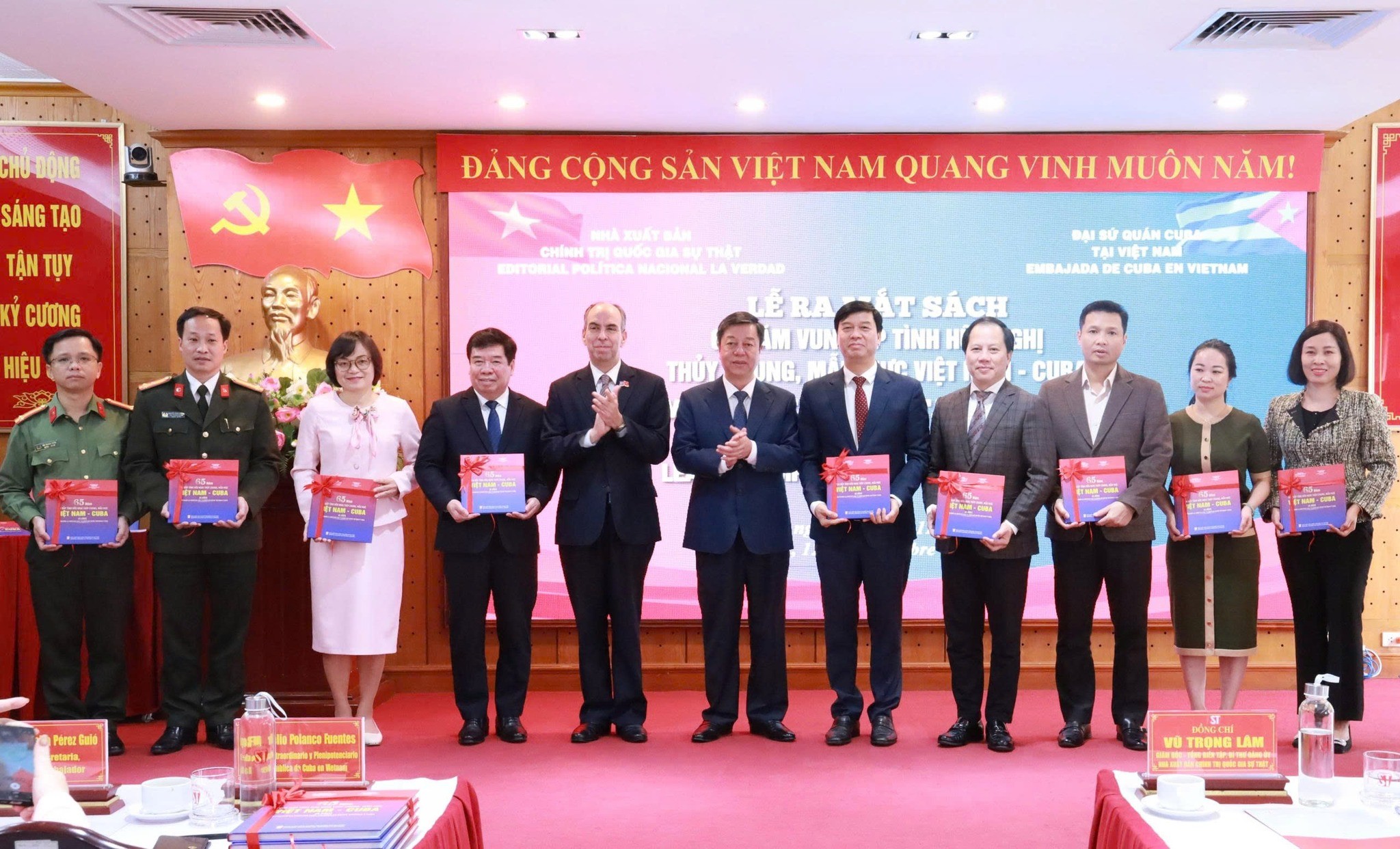 PGS.TS. Vũ Trọng Lâm, Giám đốc - Tổng Biên tập Nhà xuất bản Chính trị quốc gia Sự thật và Đại sứ Cuba tại Việt Nam Rogelio Polanco Fuentes tặng sách cho các đại biểu. (Ảnh: Nhà xuất bản Chính trị quốc gia Sự thật ) PGS.TS. Vũ Trọng Lâm, Giám đốc - Tổng Biên tập Nhà xuất bản Chính trị quốc gia Sự thật và Đại sứ Cuba tại Việt Nam Rogelio Polanco Fuentes tặng sách cho các đại biểu. (Ảnh: Nhà xuất bản Chính trị quốc gia Sự thật )