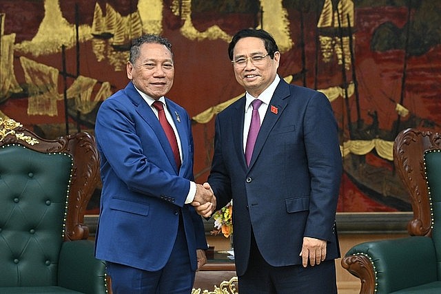 Prime Minister Pham Minh Chinh (R) hosts reception for Solomon Islands Minister of Foreign Affairs and External Trade Peter Shanel Agovaka in Ha Noi, November 11, 2025 - Photo: VGP/Nhat Bac