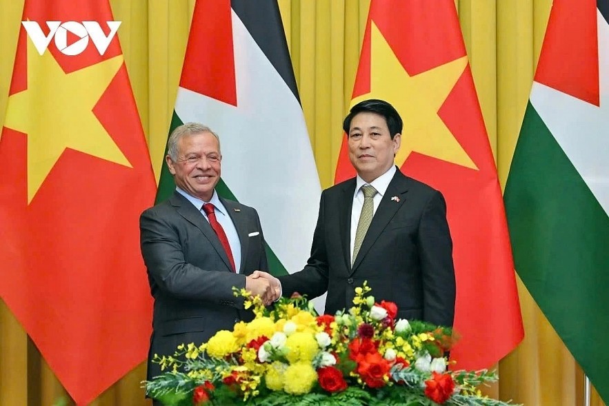 President Luong Cuong (R) of Vietnam and King Abdullah II Ibn Al-Hussein of Jordan shake hands ahead of their talks in Hanoi on November 12.