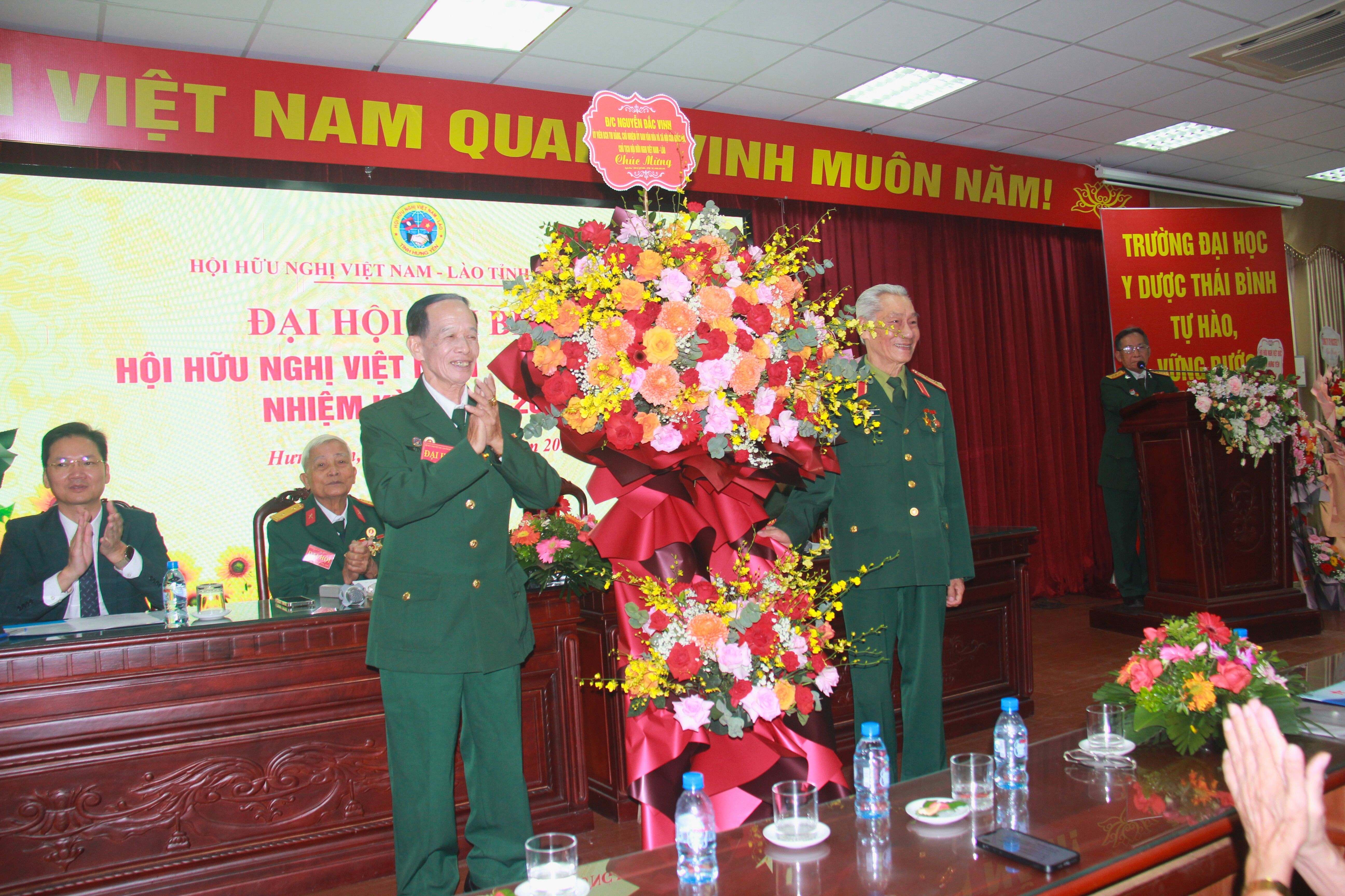 Trung tướng Lê Văn Hân, Phó Chủ tịch Trung ương Hội hữu nghị Việt Nam - Lào tặng hoa chúc mừng Ông Lê Hữu Thuần, Chủ tịch Hội hữu nghị Việt Nam - Lào tỉnh Thái Bình được tín nhiệm bầu làm Chủ tịch Hội hữu nghị Việt Nam - Lào tỉnh Hưng Yên nhiệm kỳ 2025-2030. Trung tướng Lê Văn Hân, Phó Chủ tịch Trung ương Hội hữu nghị Việt Nam - Lào tặng hoa chúc mừng Ông Lê Hữu Thuần, Chủ tịch Hội hữu nghị Việt Nam - Lào tỉnh Thái Bình được tín nhiệm bầu làm Chủ tịch Hội hữu nghị Việt Nam - Lào tỉnh Hưng Yên nhiệm kỳ 2025-2030.