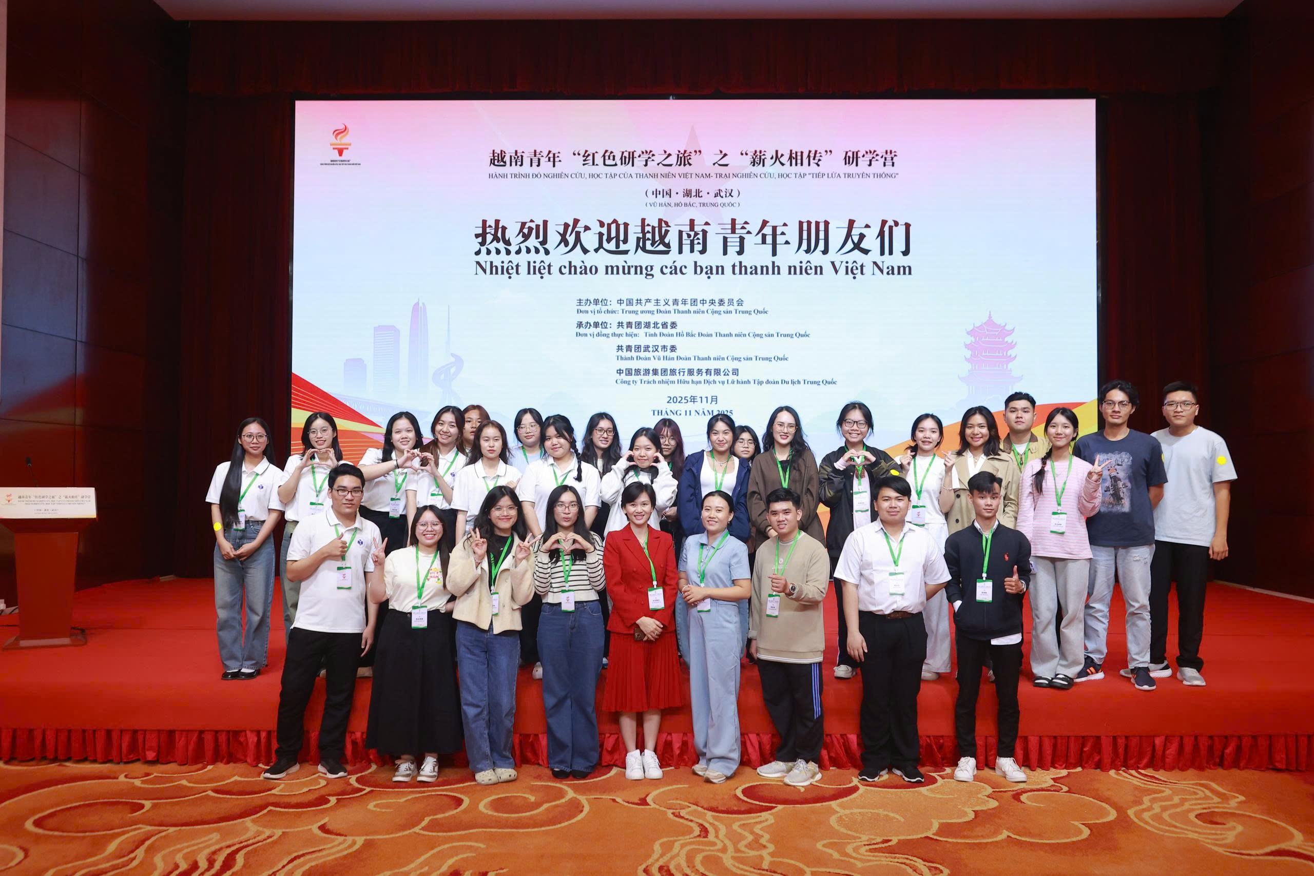 200 đại biểu thanh niên Việt Nam tham gia “Hành trình đỏ nghiên cứu, học tập” tại Trung Quốc 200 đại biểu thanh niên Việt Nam tham gia “Hành trình đỏ nghiên cứu, học tập” tại Trung Quốc