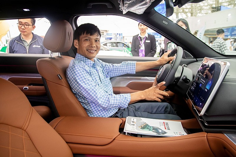 VinFast chinh phục người tham dự Tuần lễ Công nghiệp và Công nghệ Việt Nam 2025 bằng dải sản phẩm xe điện ấn tượng VinFast chinh phục người tham dự Tuần lễ Công nghiệp và Công nghệ Việt Nam 2025 bằng dải sản phẩm xe điện ấn tượng
