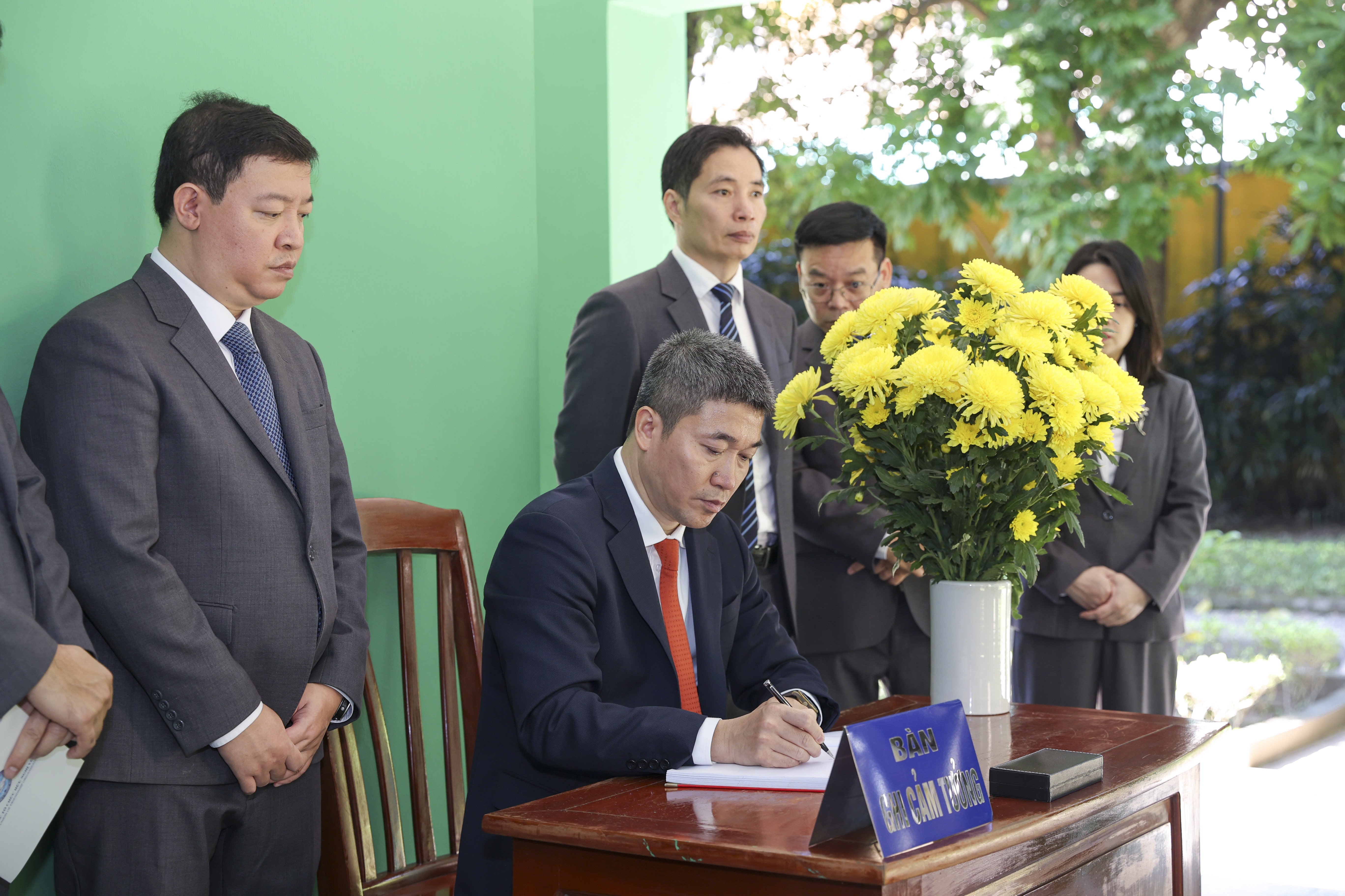 Liên hiệp các tổ chức hữu nghị Việt Nam tri ân Chủ tịch Hồ Chí Minh và báo cáo công tác nhân kỷ niệm 75 năm Ngày truyền thống Liên hiệp các tổ chức hữu nghị Việt Nam tri ân Chủ tịch Hồ Chí Minh và báo cáo công tác nhân kỷ niệm 75 năm Ngày truyền thống