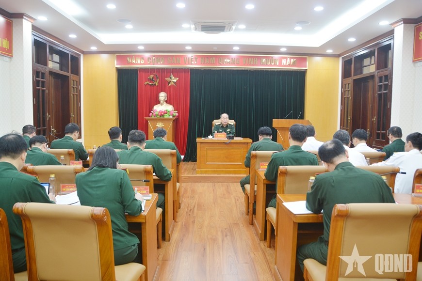 Lieutenant General Le Quang Dao, Deputy Chief of the General Staff of the Vietnam People’s Army and Head of the Ministry of National Defense Steering Committee on combating IUU fishing, chairs the meeting (Photo: People’s Army Newspaper).