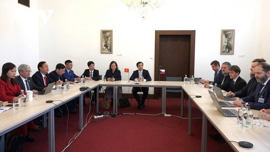 Vietnamese and Czech experts share experience during the working session Vietnamese and Czech experts share experience during the working session
