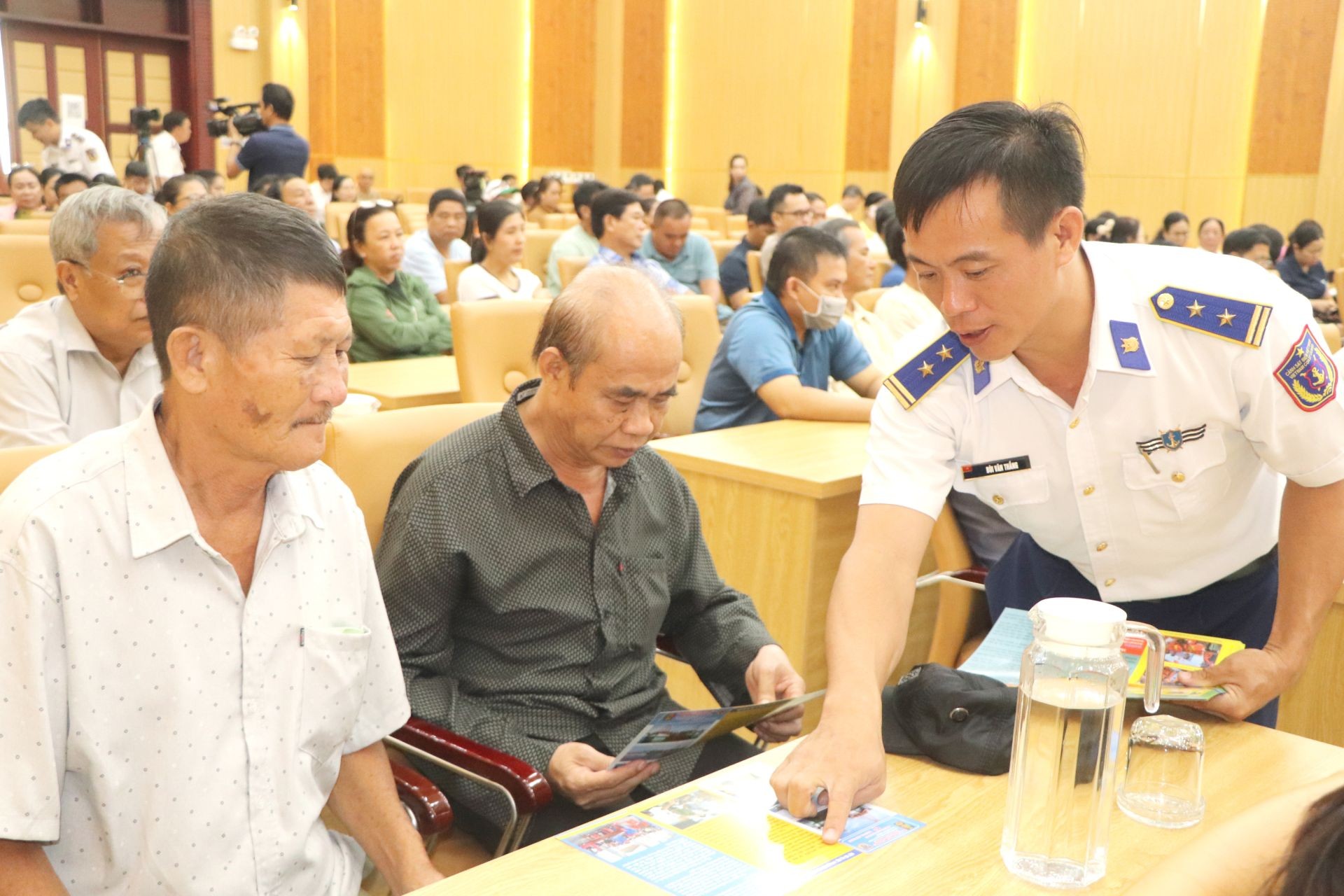 Phát tờ rơi, tờ gấp tuyên truyền Phát tờ rơi, tờ gấp tuyên truyền