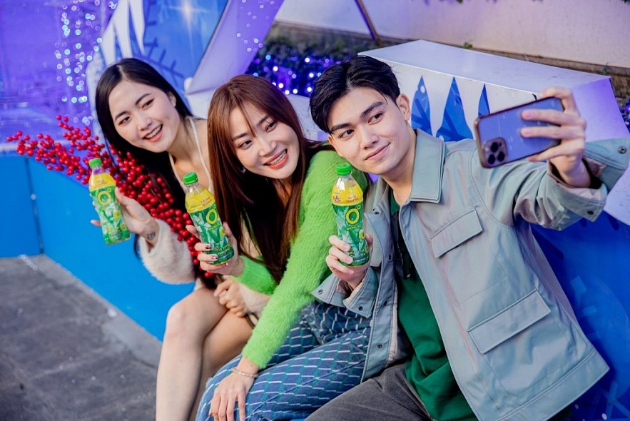 One bottle of Zero Degree Green Tea and a few like-minded friends are all you need to chill.