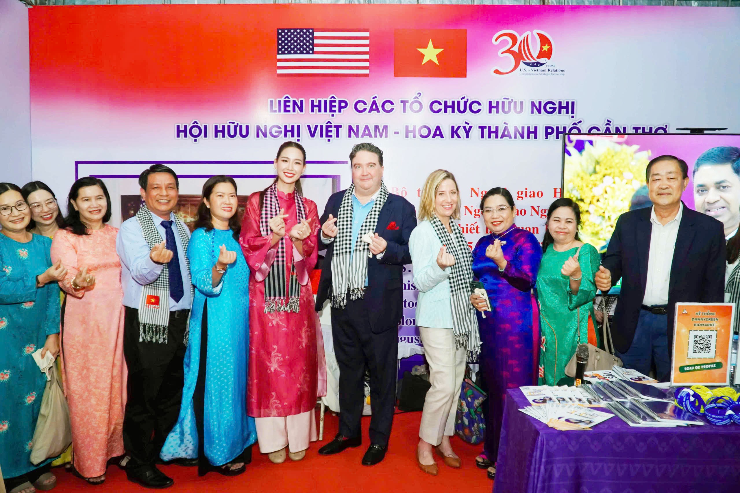 Ngày hội Giao lưu Việt Nam – Hoa Kỳ 2025, thu hút đông đảo người dân Cần Thơ và bạn bè quốc tế tham gia. (Ảnh: HV) Ngày hội Giao lưu Việt Nam – Hoa Kỳ 2025, thu hút đông đảo người dân Cần Thơ và bạn bè quốc tế tham gia. (Ảnh: HV)