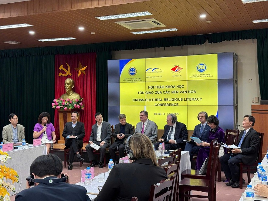 Scientific conference “Religion through cultures” organized by the Institute of Ethnicity and Religion - Ho Chi Minh National Academy of Politics in coordination with the Vietnam Union of Friendship Organizations, the Vietnam-US Association and American partners, March 2025. (Photo: Vietnam Union of Friendship Organizations).