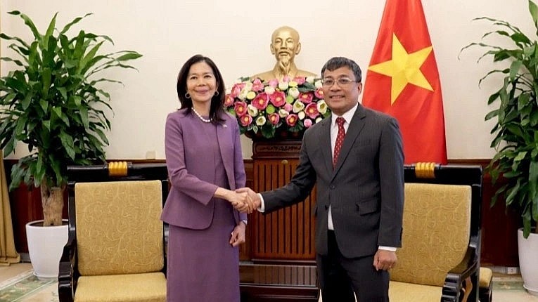 Permanent Deputy Minister of Foreign Affairs Nguyen Minh Vu and UN Resident Coordinator in Vietnam Pauline Tamesis (Photo: The World and Vietnam Report)
