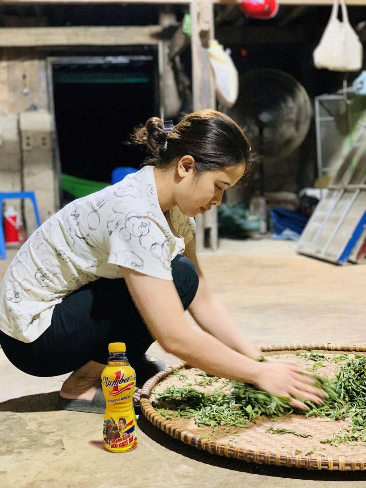Linh in the middle of Tua Chua tea factory, where a young girl ignited her dream of making clean tea. Each batch of tea is the crystallization of faith, passion and unwavering energy from Number 1.