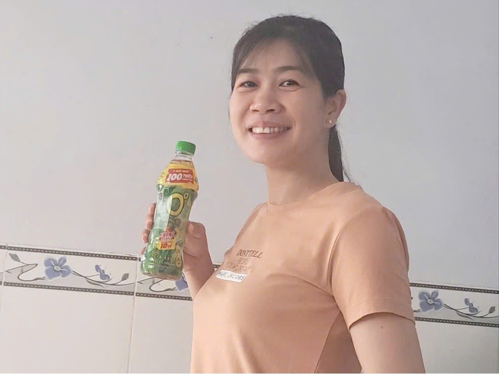 Cooling off every day with Zero Degree Green Tea helped Ms. Nguyen Thi Bich Lien win second prize from the promotion program Going to work in the morning, relaxing in the afternoon, winning a 20-million-VND prize in the evening thanks to Zero Degree Green Tea