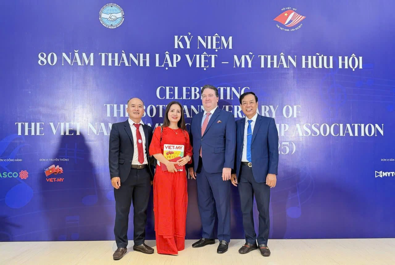 Liên hiệp Hữu nghị Nghệ An chụp ảnh lưu niệm với Ngài Marc E. Knapper - Đại sứ  Hoa Kỳ tại Việt Nam nhân kỷ niệm 80 năm thành lập Việt-Mỹ thân hữu Hội, nay là Hội Việt-Mỹ (16/10/2025)