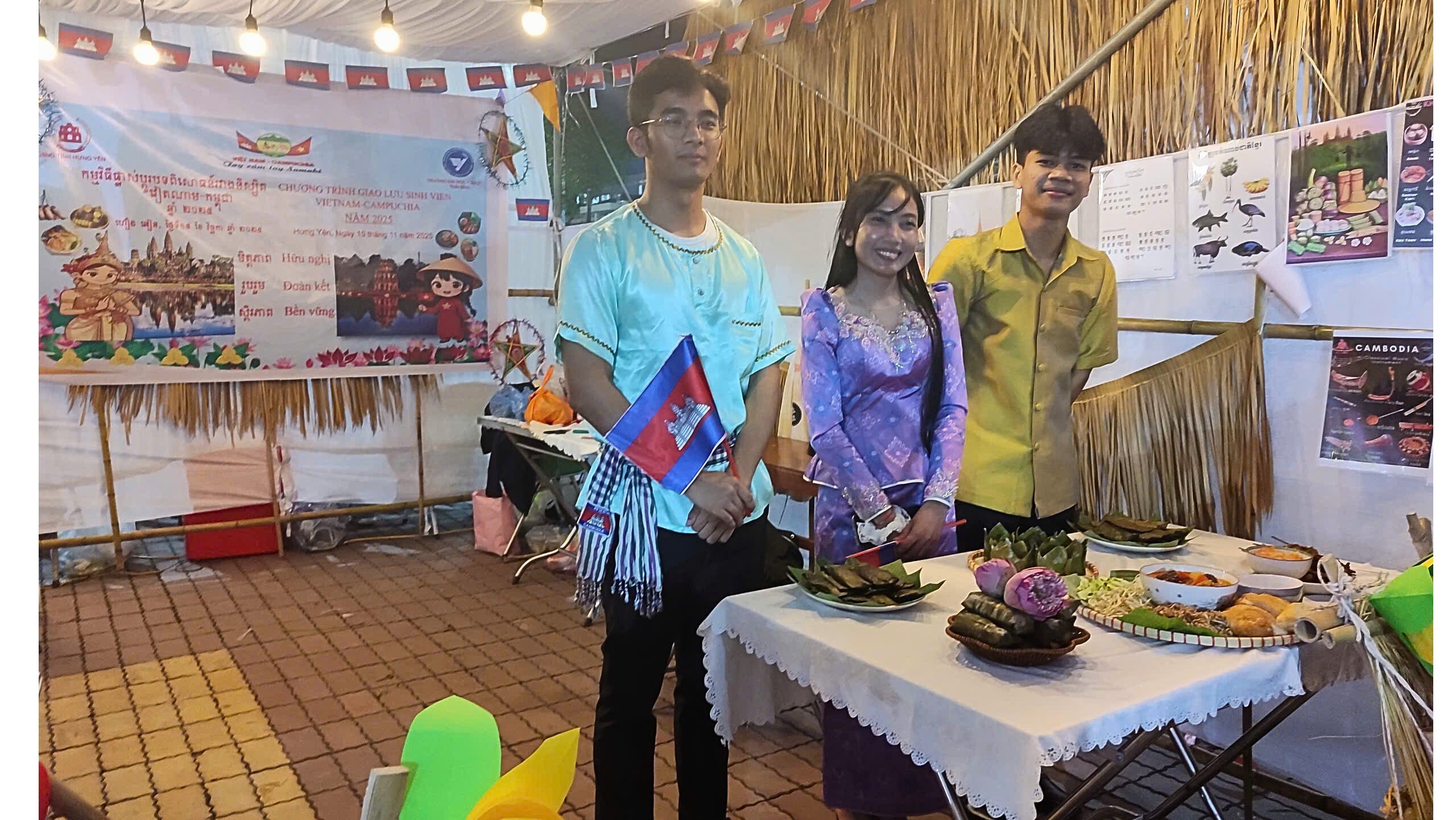 Gian hàng của các lưu học sinh Campuchia. (Ảnh: Thành Luân)