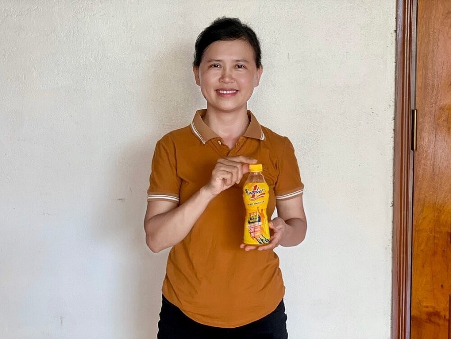 Nguyễn Bích Ngà from Nghệ An and her family saw their lives change after winning 500 million VND thanks to Number 1 in 2024. Photo: Tân Hiệp Phát.