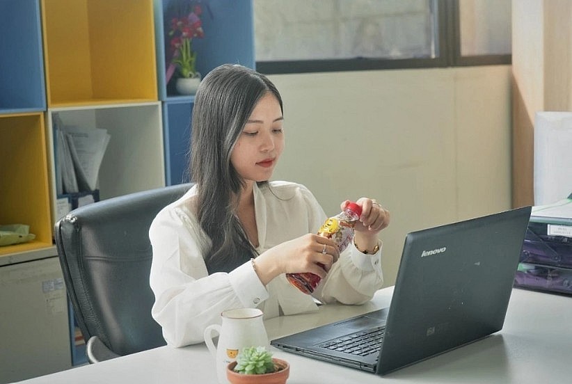 Many Gen Z consumers keep themselves looking bright and energized to make a good impression by drinking Dr. Thanh regularly. Photo: Dr. Thanh.