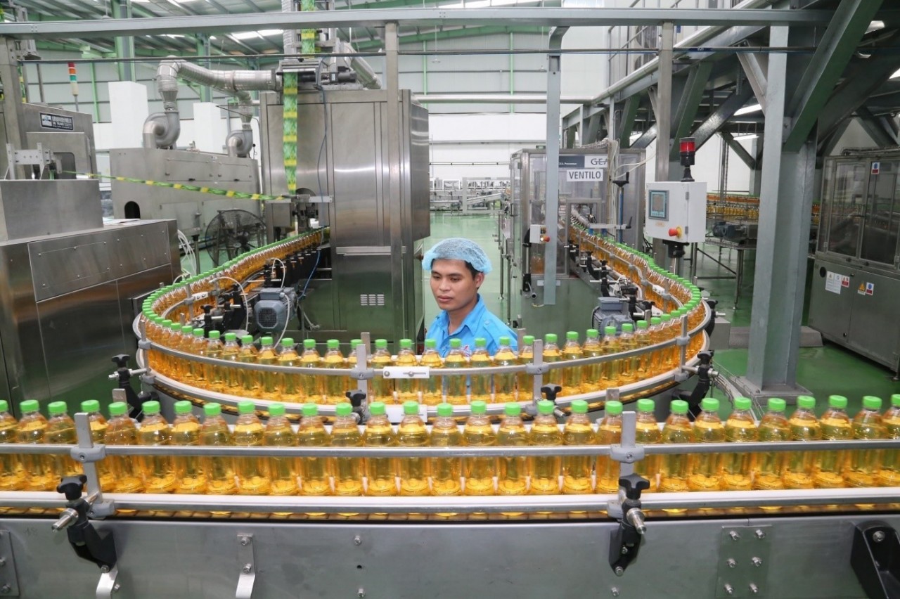 The latest 7th-generation Aseptic Cold Filling system has allowed Trà Xanh Không Độ to reduce the weight of its PET bottles by 50% — from 27g to just 13.5g — cutting CO₂ emissions by 20% per bottle.