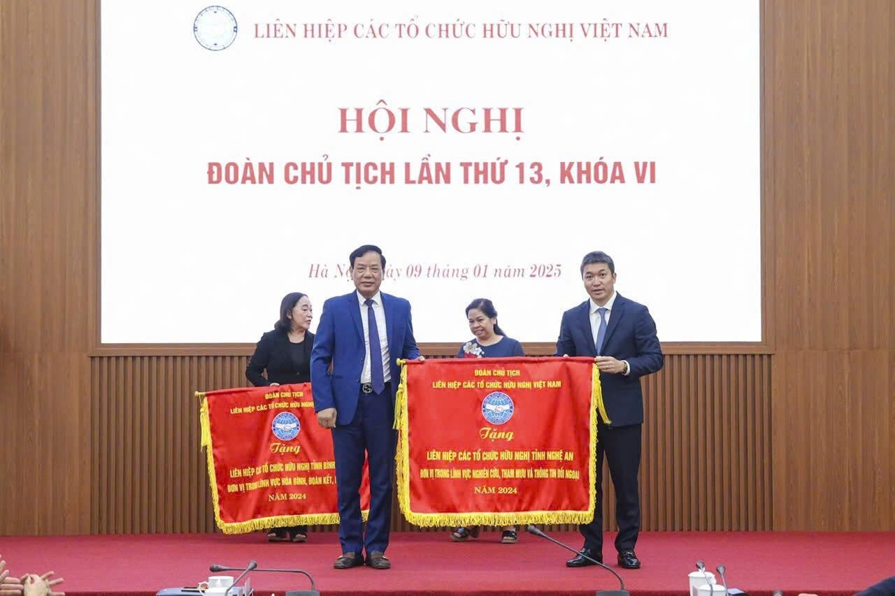 Secretary of the Party Committee and President of the Viet Nam Union of Friendship Organizations, Phan Anh Sơn, presents the 2024 Emulation Flag to the Nghe An Union of Friendship Organizations for its achievements in research, advisory work, and external information. (Photo: Dinh Hoa) Secretary of the Party Committee and President of the Viet Nam Union of Friendship Organizations, Phan Anh Sơn, presents the 2024 Emulation Flag to the Nghe An Union of Friendship Organizations for its achievements in research, advisory work, and external information. (Photo: Dinh Hoa)