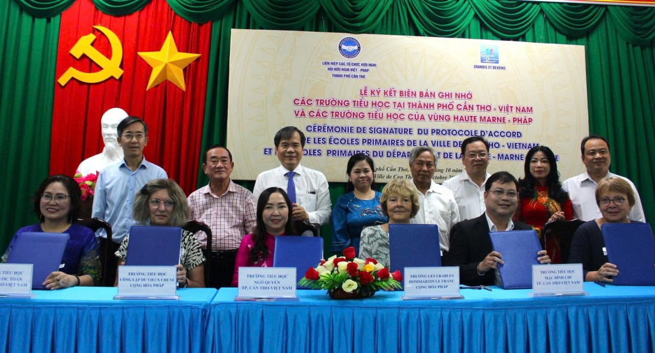 Representatives of Can Tho primary schools sign cooperation agreements with French primary schools. (Photo: HV)