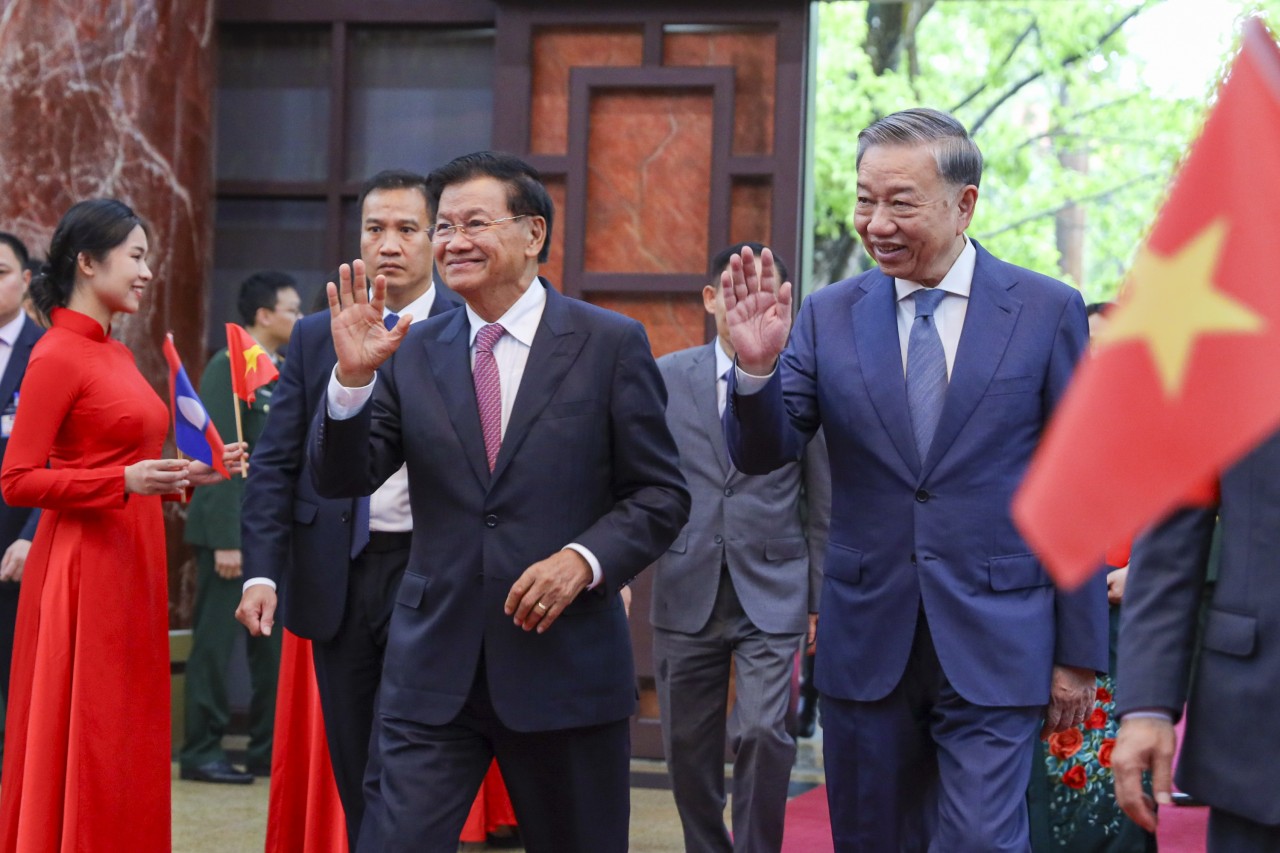 As part of his state visit to Viet Nam, on September 11, 2024, in Hanoi, Thongloun Sisoulith, General Secretary of the Central Committee of the Lao People’s Revolutionary Party and President of the Lao People’s Democratic Republic, met with former Vietnamese volunteer soldiers and experts, as well as the young generations of Viet Nam and Laos. The program was jointly organized by the Ministry of National Defense, the Party Central Committee’s Commission for External Relations, and VUFO. (Photo: Dinh Hoa)