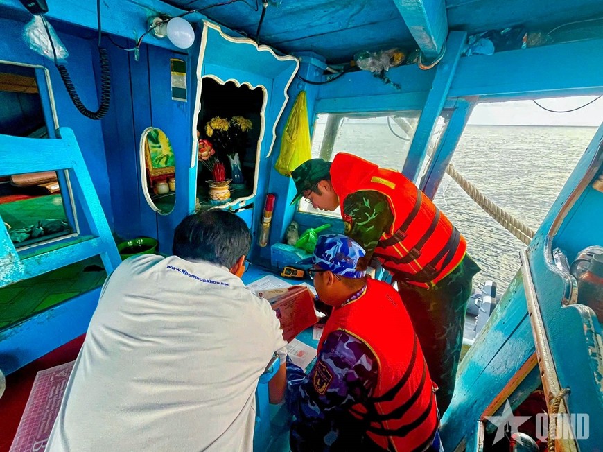 The inspection team of vessel BP.27.19.01, Border Guard Squadron 18, checks the vessel monitoring system. (Photo: People's Army Newspaper).