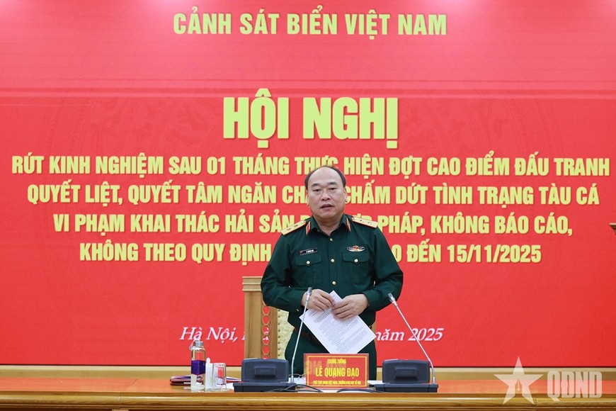 Lieutenant General Le Quang Dao, Deputy Chief of the General Staff of the Viet Nam People's Army and Head of the Ministry of National Defense’s Steering Committee on combating IUU fishing, directs the conference. (Photo: People's Army Newspaper)