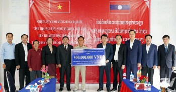 Thái Nguyên thăm, tặng quà Trường THPT Bản Khoi (Lào)