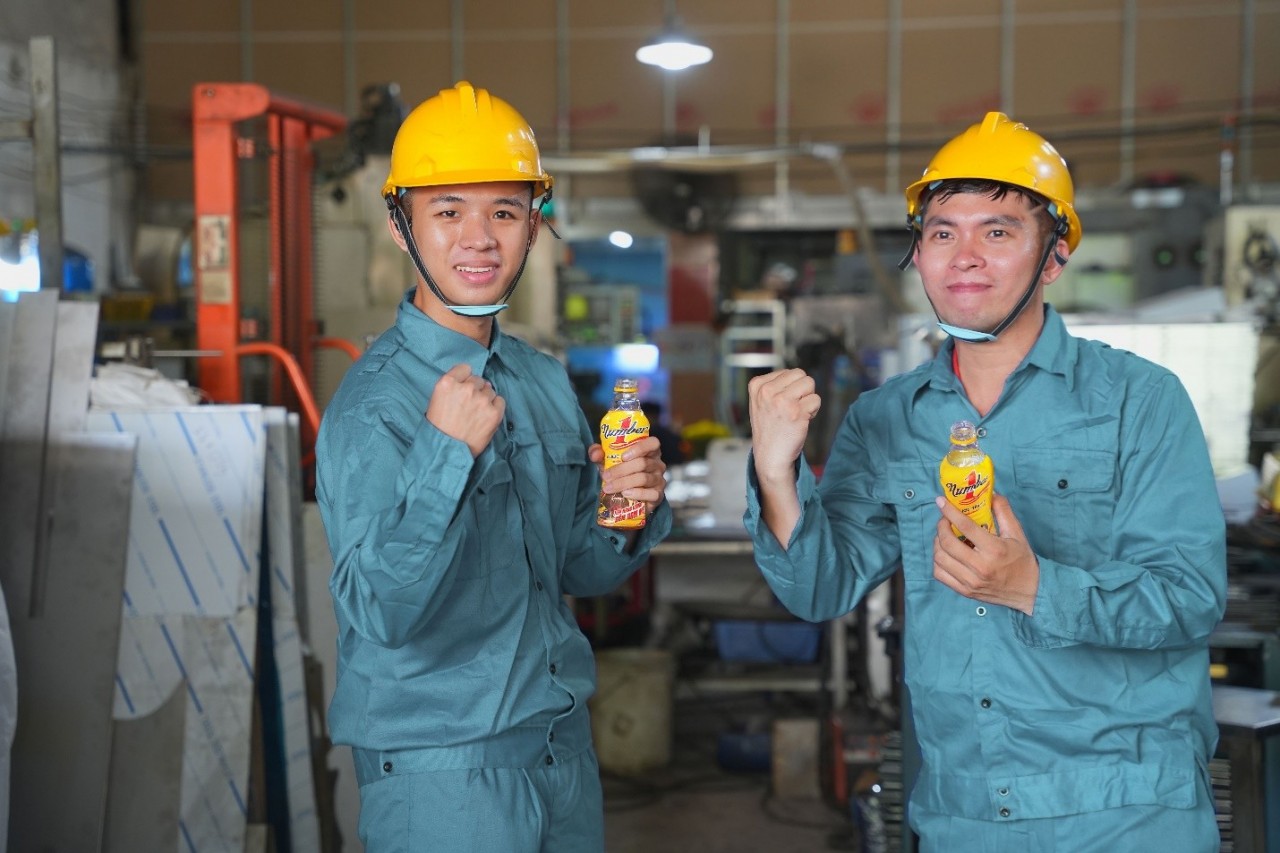 With energy-boosting ingredients that instantly wake you up, Number 1 is a familiar companion of workers, helping them overcome challenges at work every day. With energy-boosting ingredients that instantly wake you up, Number 1 is a familiar companion of workers, helping them overcome challenges at work every day.