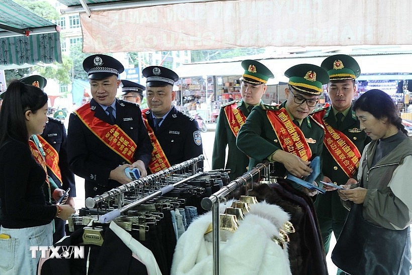Vietnamese, Chinese border guards disseminate laws in Lang Son's Tan Thanh market (Photo: VNA) Vietnamese, Chinese border guards disseminate laws in Lang Son's Tan Thanh market (Photo: VNA)