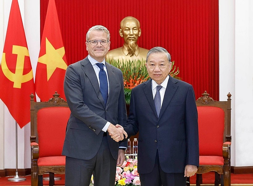 Party General Secretary To Lam receives Vincent Clerc, Chief Executive Officer of Denmark’s A.P. Moller – Maersk on November 18 in Hanoi. (Photo: VNA) Party General Secretary To Lam receives Vincent Clerc, Chief Executive Officer of Denmark’s A.P. Moller – Maersk on November 18 in Hanoi. (Photo: VNA)