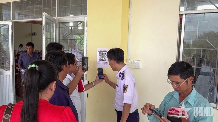 Officers of Naval Squadron 42 distributed QR codes for the “IUU Electronic Handbook” to be posted at fishing ports, boat docks, and on fishing vessels. (Photo: People's Army Newspaper) Officers of Naval Squadron 42 distributed QR codes for the “IUU Electronic Handbook” to be posted at fishing ports, boat docks, and on fishing vessels. (Photo: People's Army Newspaper)