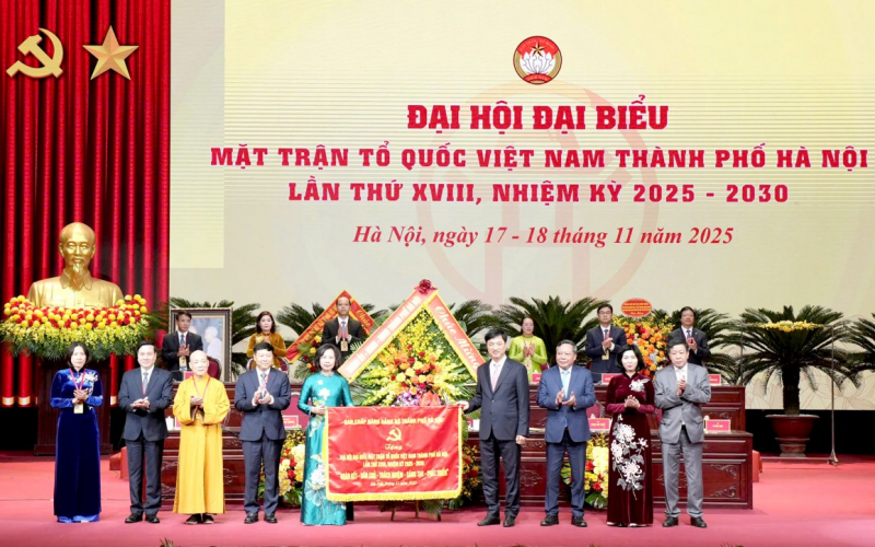 Ủy viên Bộ Chính trị, Bí thư Thành ủy Hà Nội Nguyễn Duy Ngọc và các đồng chí lãnh đạo Thành phố tặng bức trướng chúc mừng Đại hội. (Ảnh: T.L)