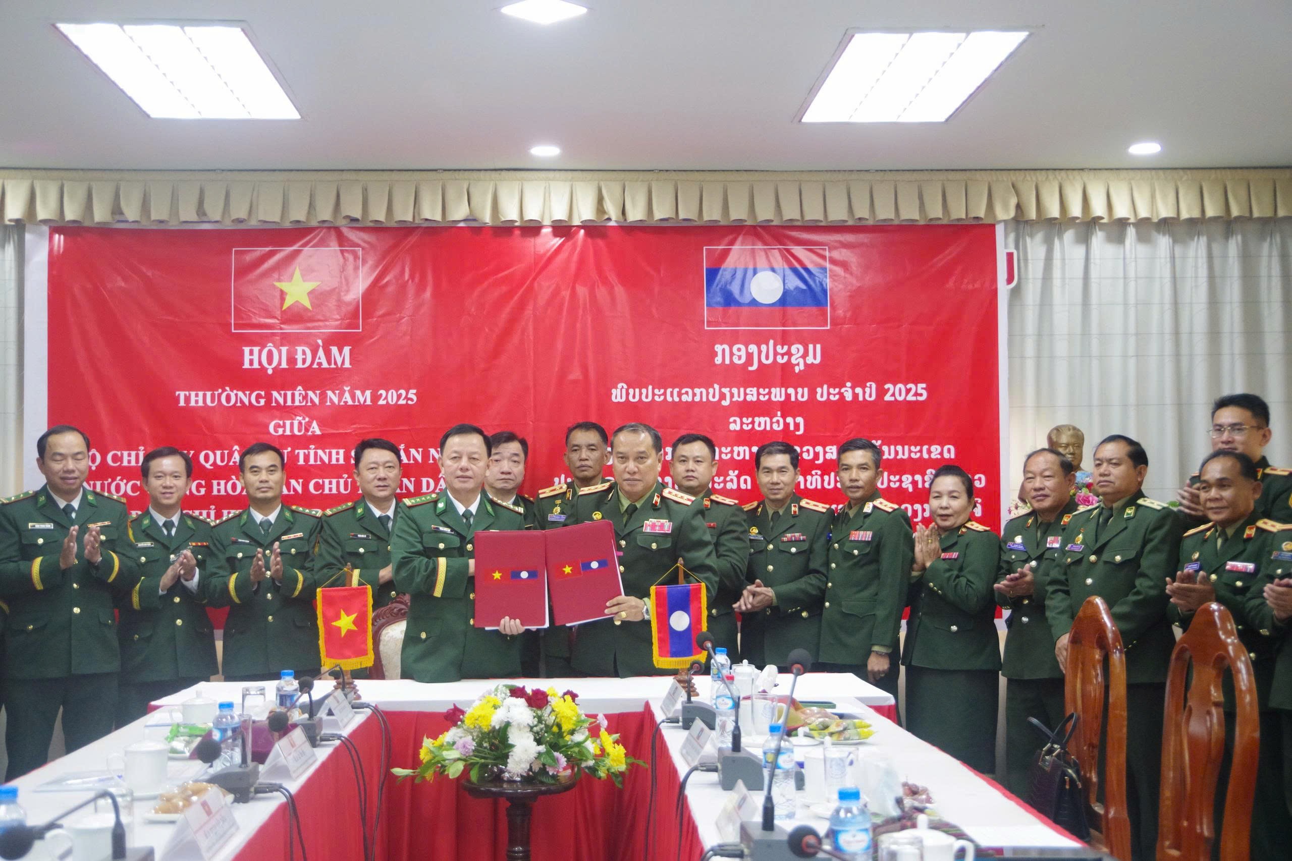 1. Lãnh đạo hai đơn vị ký kết và trao biên bản ghi nhớ hội đàm. 