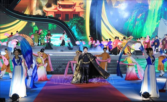Tham gia Festival có gần 1.000 nghệ nhân, diễn viên cùng nhiều ngôi sao ca nhạc, các vũ công, nhạc công nổi tiếng. Ảnh: Tuấn Anh - TTXVN Tham gia Festival có gần 1.000 nghệ nhân, diễn viên cùng nhiều ngôi sao ca nhạc, các vũ công, nhạc công nổi tiếng. Ảnh: Tuấn Anh - TTXVN