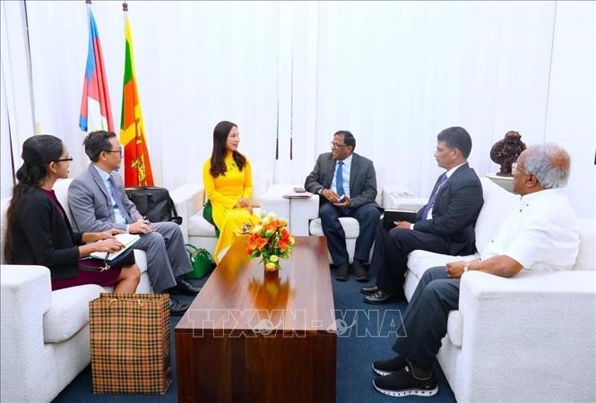 Đại sứ Trịnh Thị Tâm trao đổi với Thống đốc tỉnh Miền Bắc Sri Lanka - ông Nagalingam Vethanayahan. Ảnh do Đại sứ quán cung cấp Đại sứ Trịnh Thị Tâm trao đổi với Thống đốc tỉnh Miền Bắc Sri Lanka - ông Nagalingam Vethanayahan. Ảnh do Đại sứ quán cung cấp
