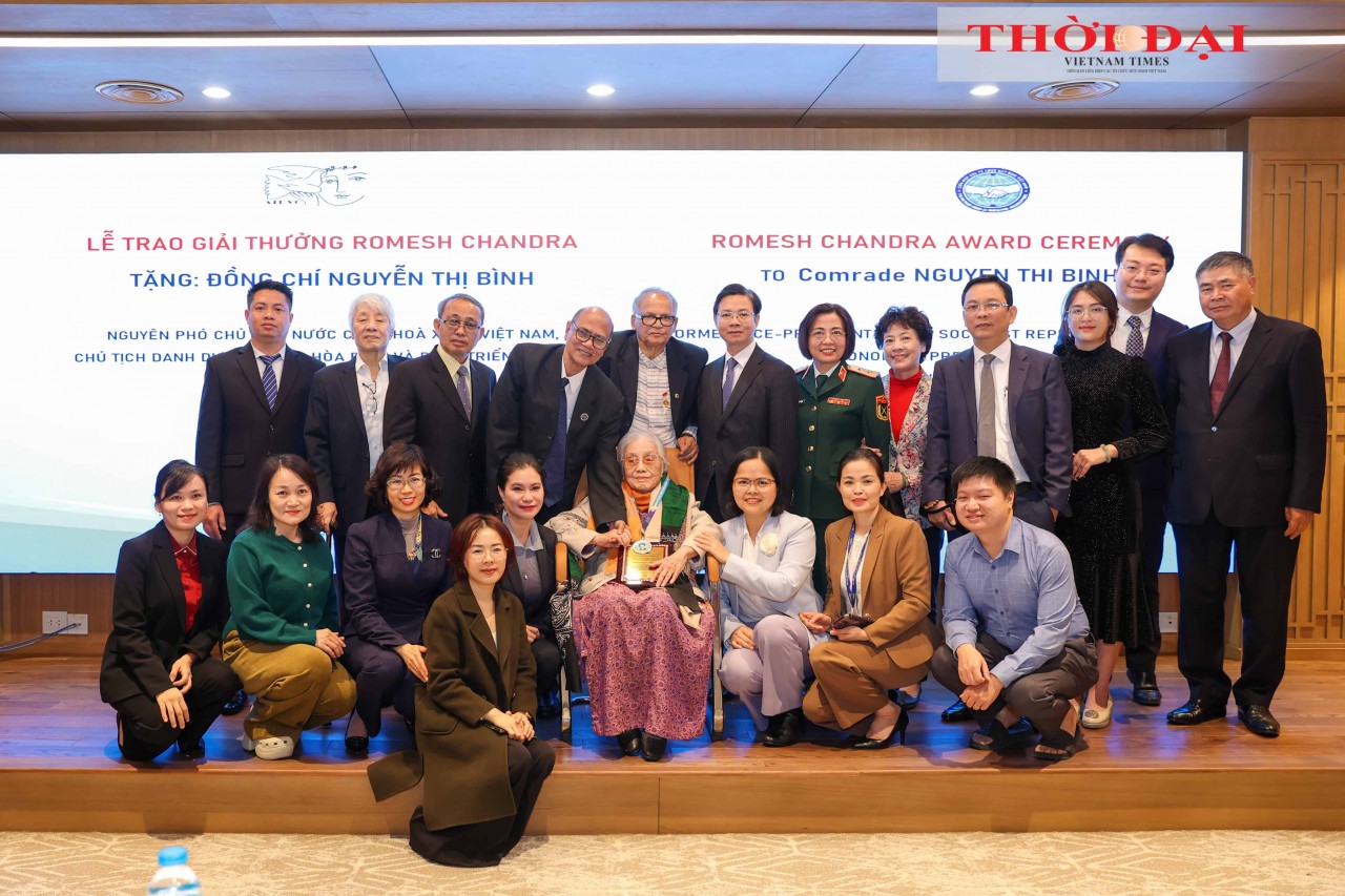 The ceremony presenting the Romesh Chandra Peace Award to Ms. Nguyễn Thị Bình, former Member of the Party Central Committee, former Vice President, and Honorary President of the Viet Nam Peace and Development Foundation (now the Viet Nam Peace and Development Council). (Photo: Đinh Hòa) The ceremony presenting the Romesh Chandra Peace Award to Ms. Nguyễn Thị Bình, former Member of the Party Central Committee, former Vice President, and Honorary President of the Viet Nam Peace and Development Foundation (now the Viet Nam Peace and Development Council). (Photo: Đinh Hòa)